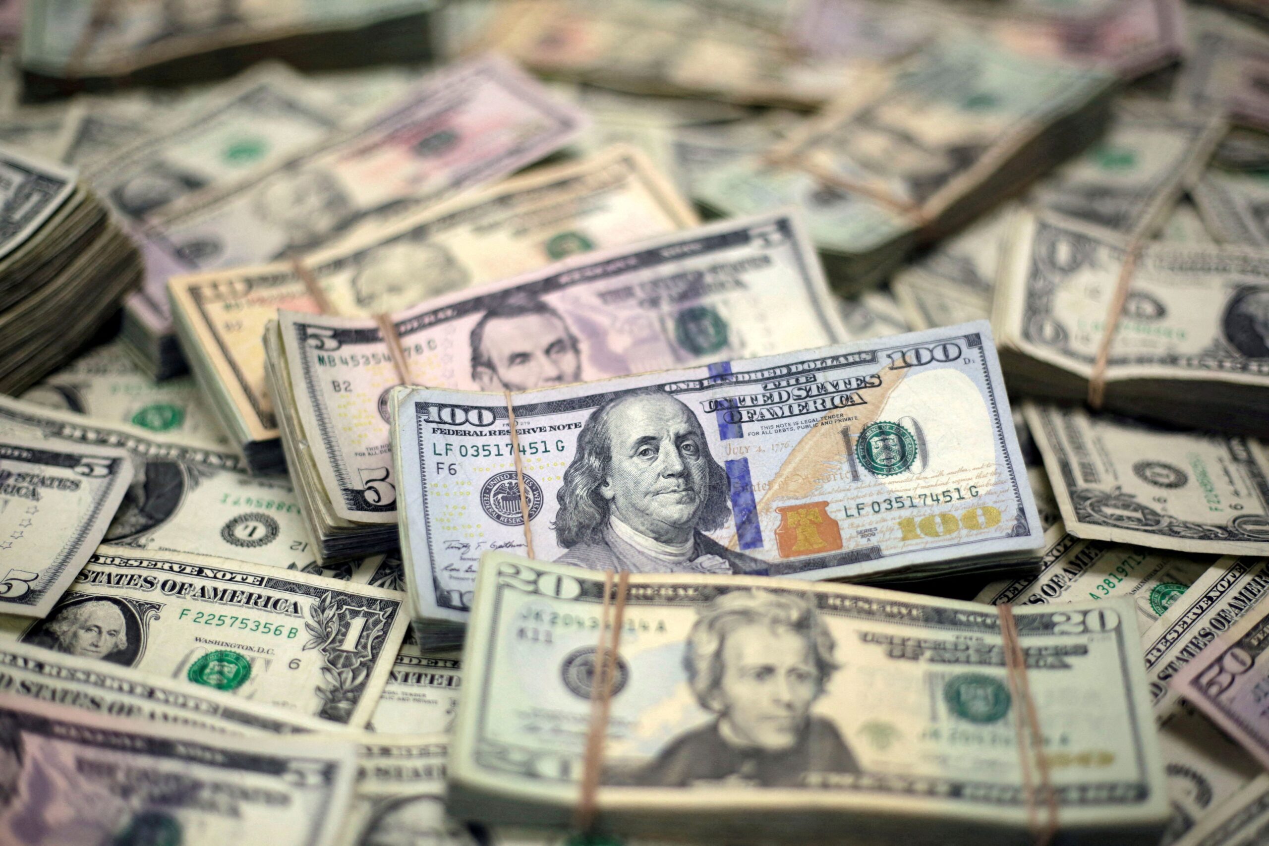 Dólar abre em leve alta à espera de medidas fiscais no Brasil e eleição dos EUA