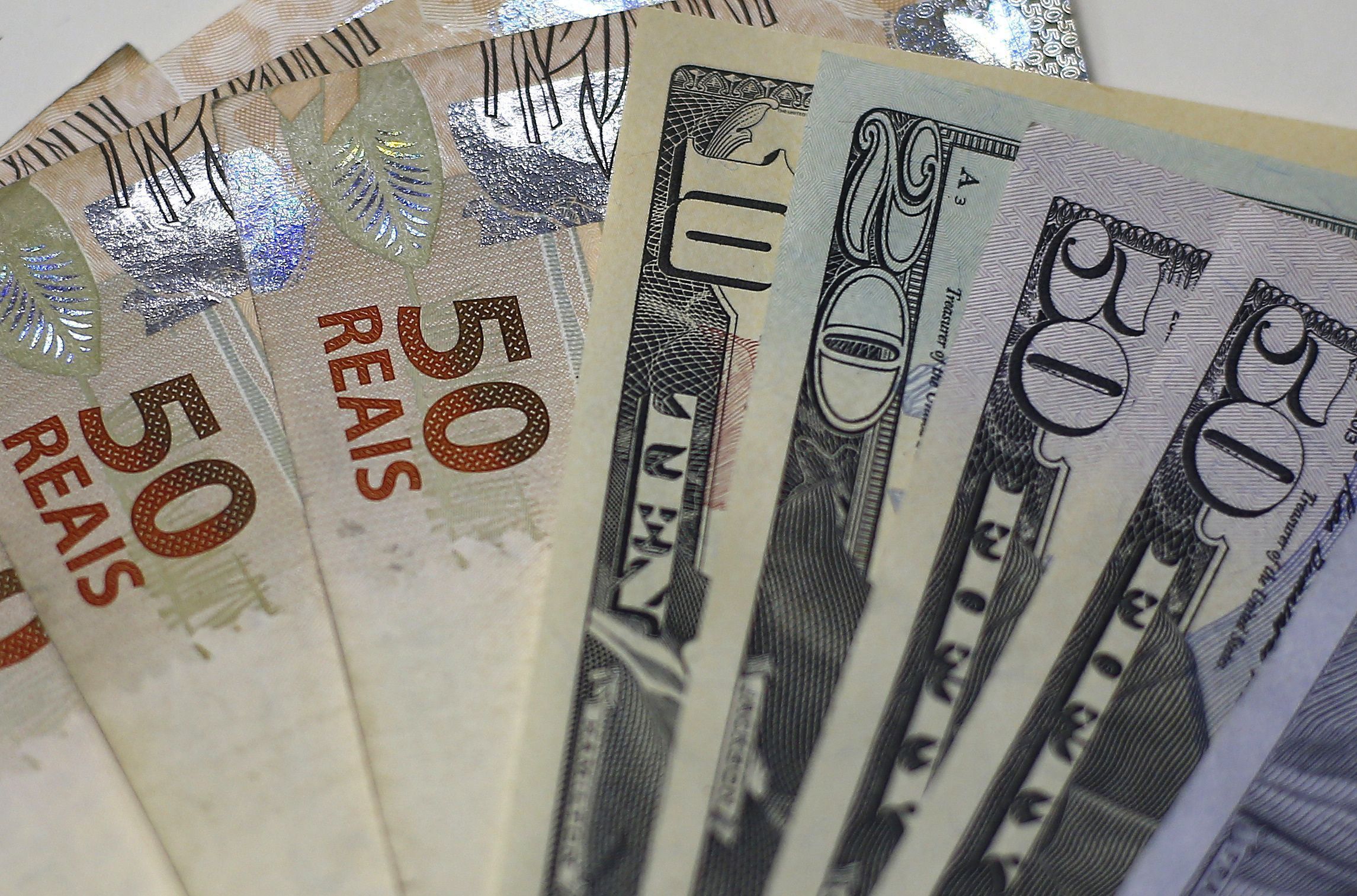 Dólar avança com tensões geopolíticas e fiscal no radar; bolsa sobe