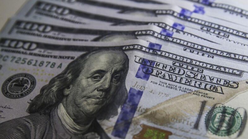 Dólar tem leve queda com chance de um acordo de paz entre Rússia e Ucrânia