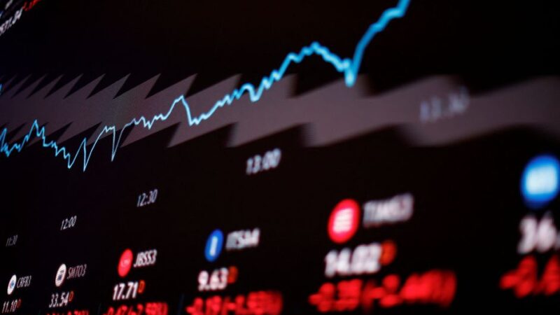Ibovespa sobe 0,34% aos 129.042 pontos; dólar cai 0,07%