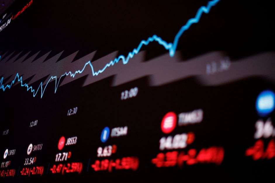 Ibovespa sobe 0,34% aos 129.042 pontos; dólar cai 0,07%