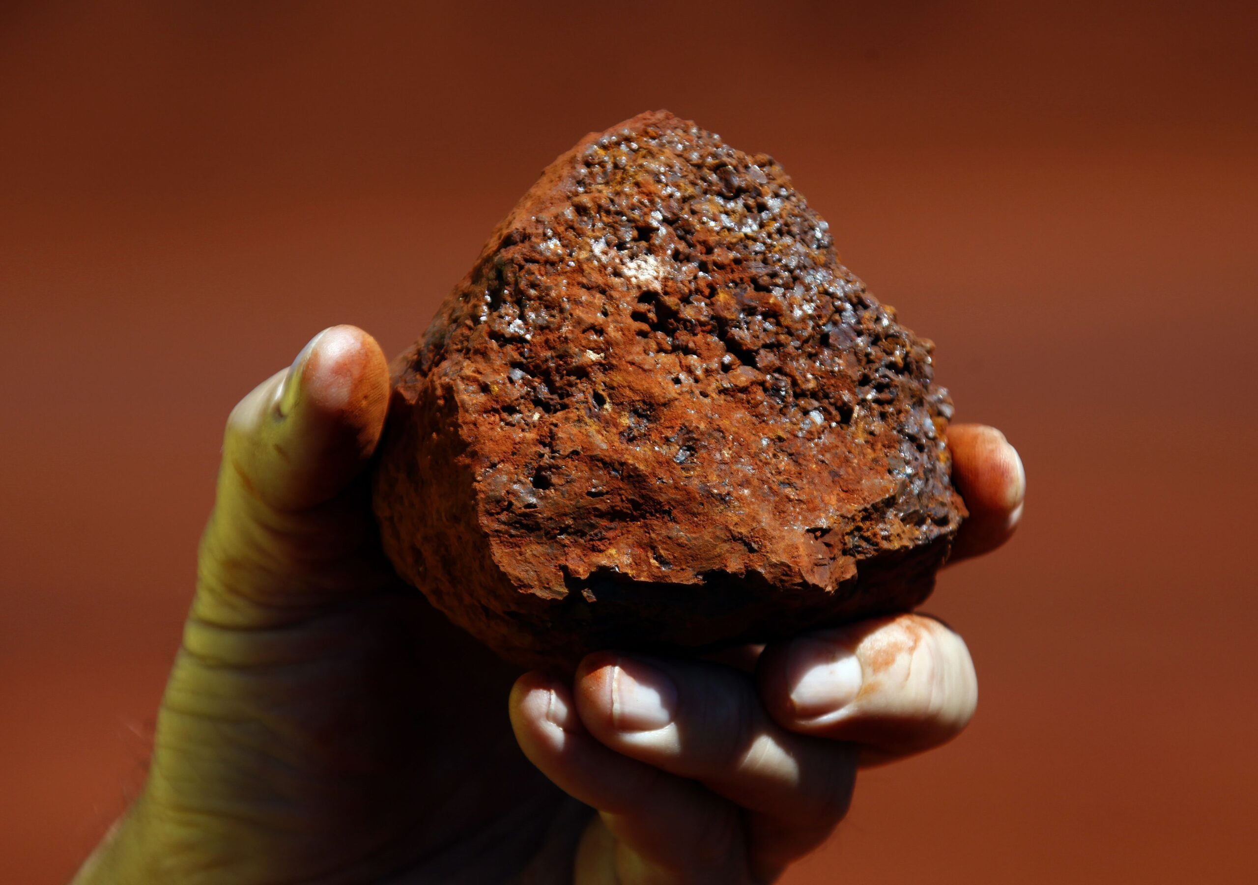 China deve importar recorde de minério de ferro em 2025 apesar de redução da demanda por aço