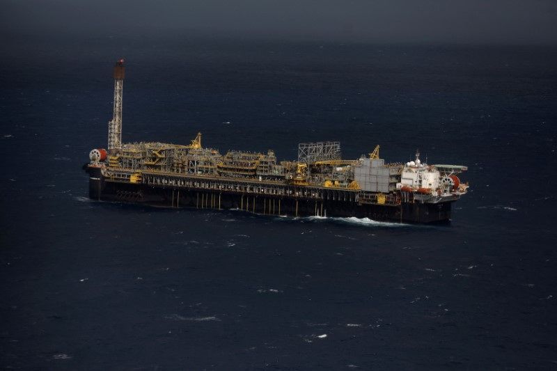 Petróleo sobe quase 3% após Opep adiar aumento de produção