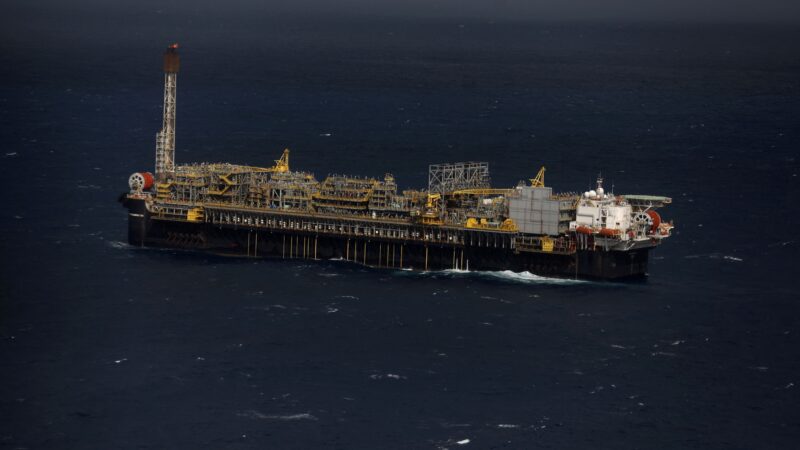 Seguros para plataformas de petróleo crescem no Brasil com contratações por petroleiras