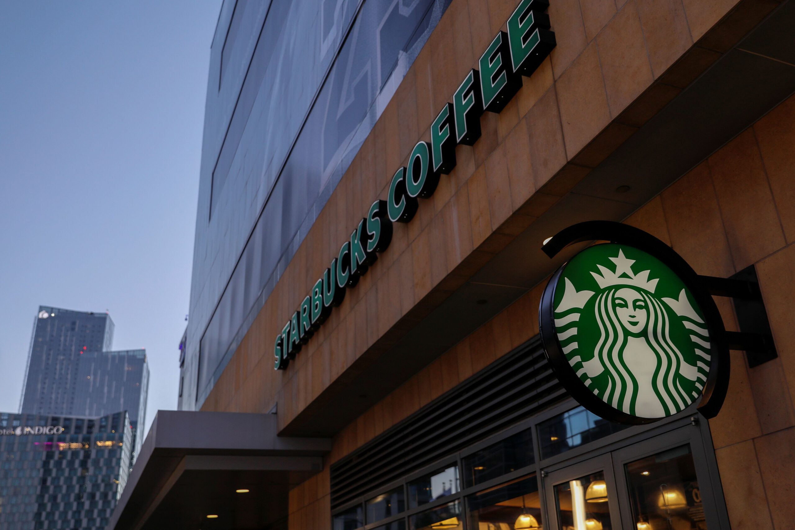 Starbucks enfrenta interrupções após ataque cibernético a fornecedor de software