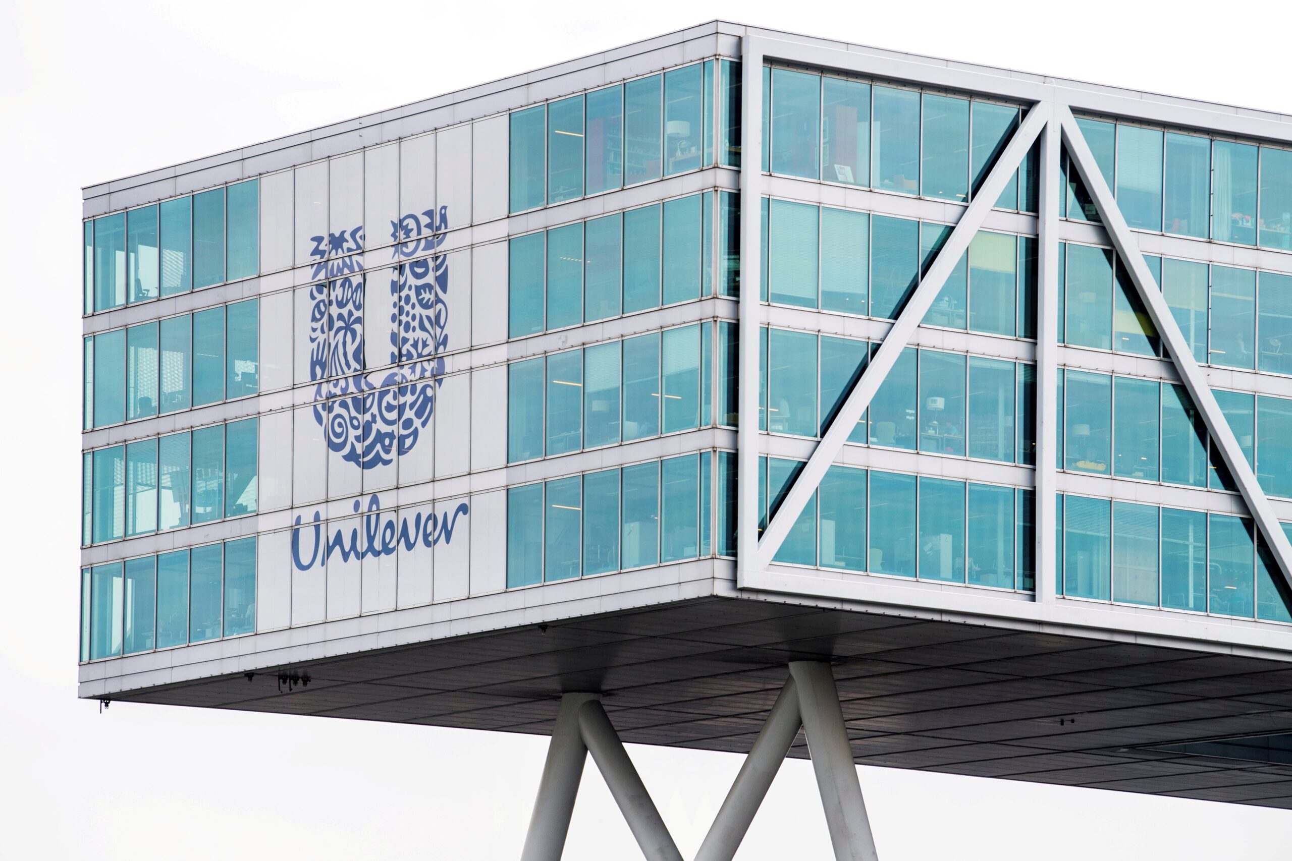 Unilever reduz pela metade número de empregos na Europa