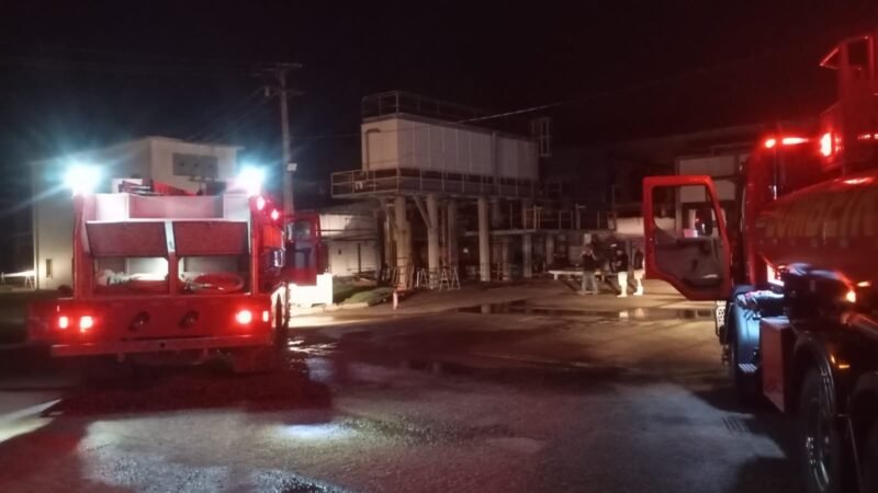 Corpo de Bombeiros combate incêndio em frigorífico em Guarantã do Norte