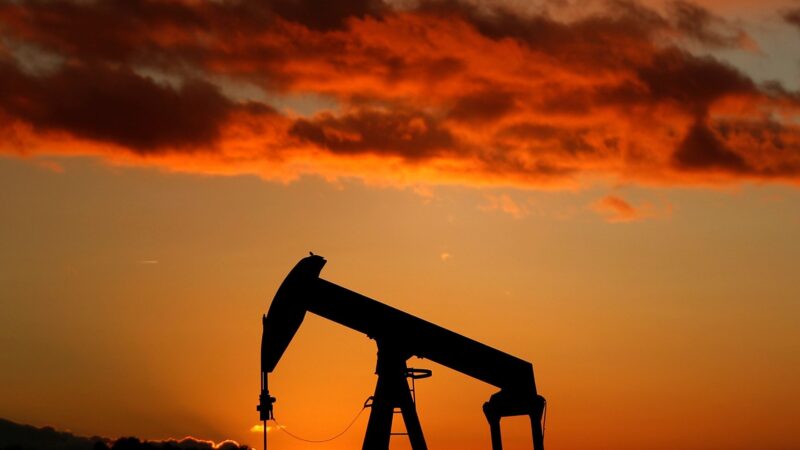Petróleo sobe mais de 1% com queda de regime na Síria e política monetária chinesa