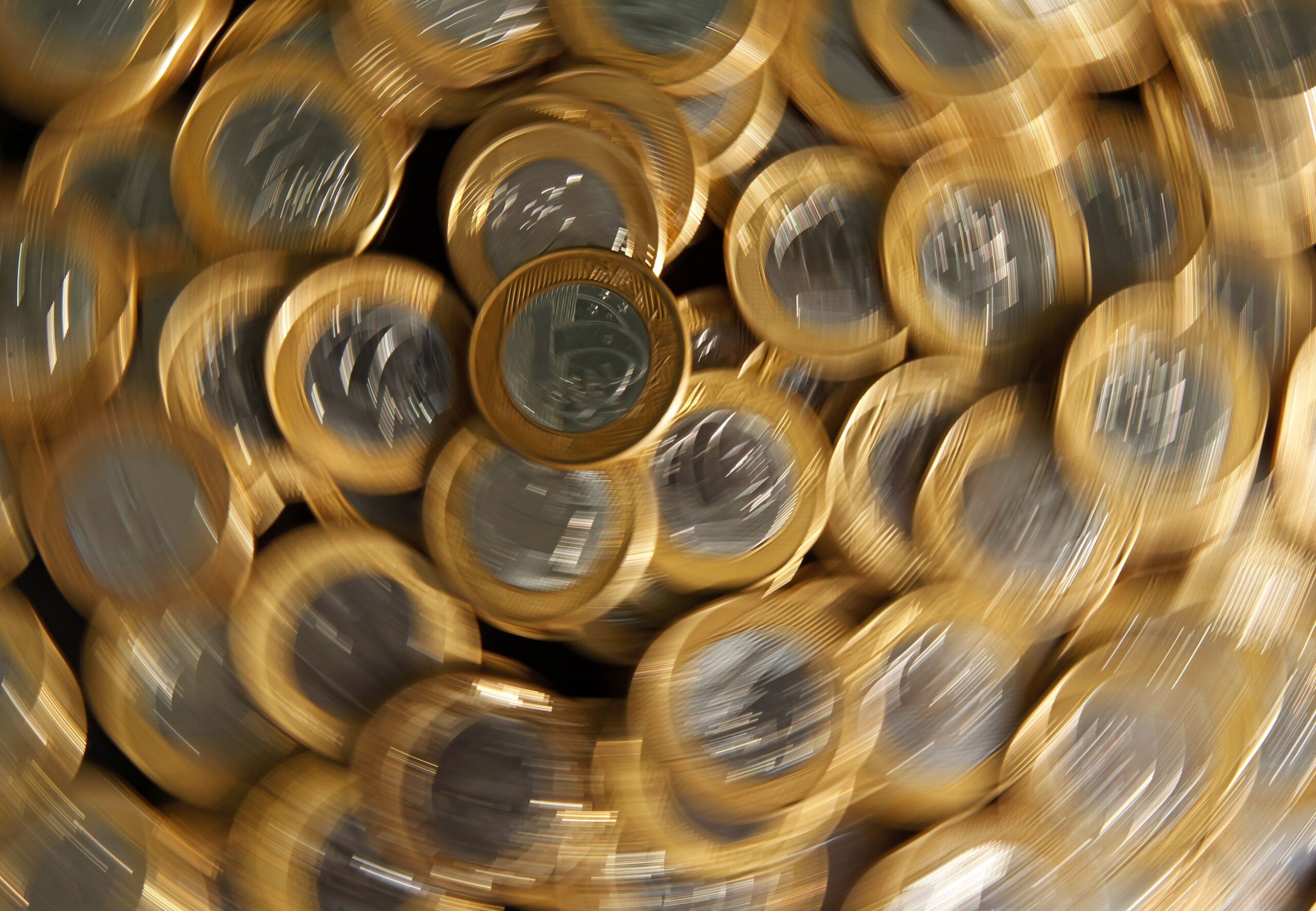 Juros futuros avançam com ajustes pós-Copom e receios pelo cenário fiscal