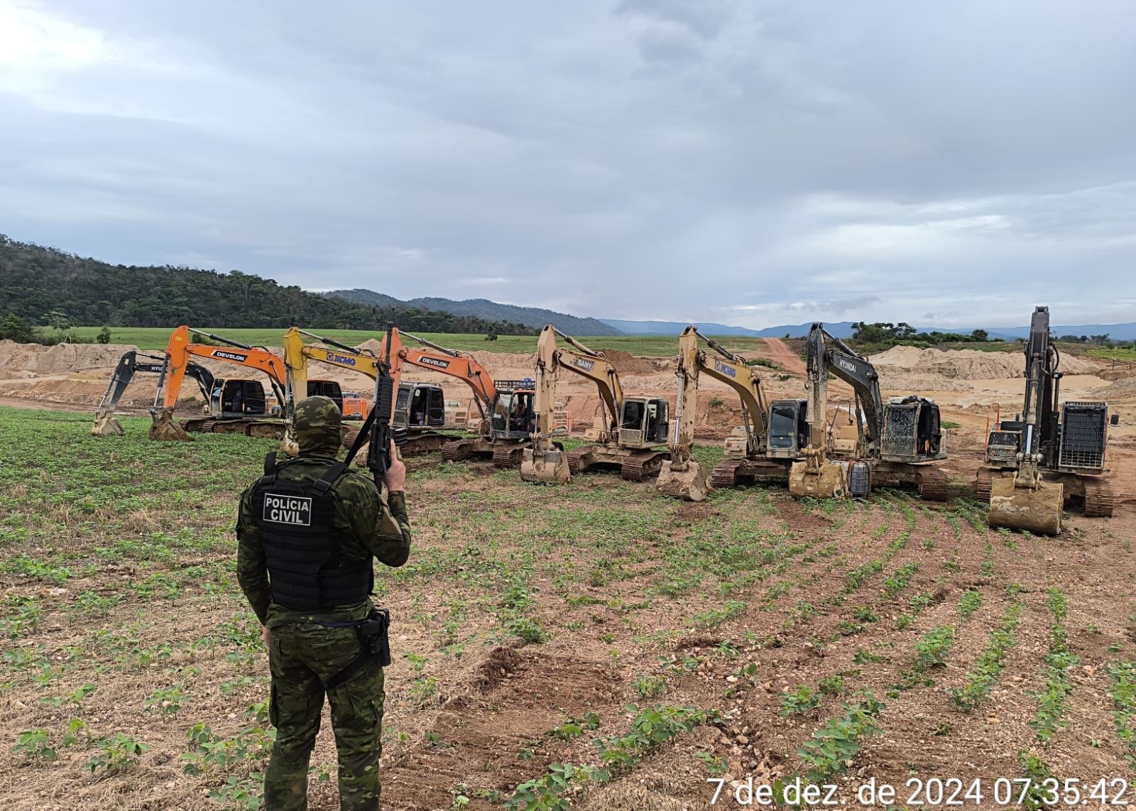 Polícia Civil apreende 9 escavadeiras usadas em garimpo ilegal em fazenda