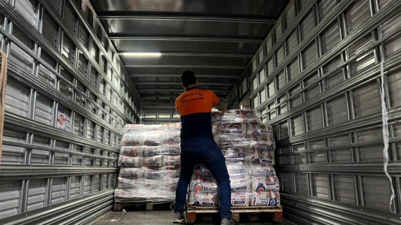 Governo de MT envia 240 cestas de alimentos, filtros de água e cobertores para moradores de Paranatinga