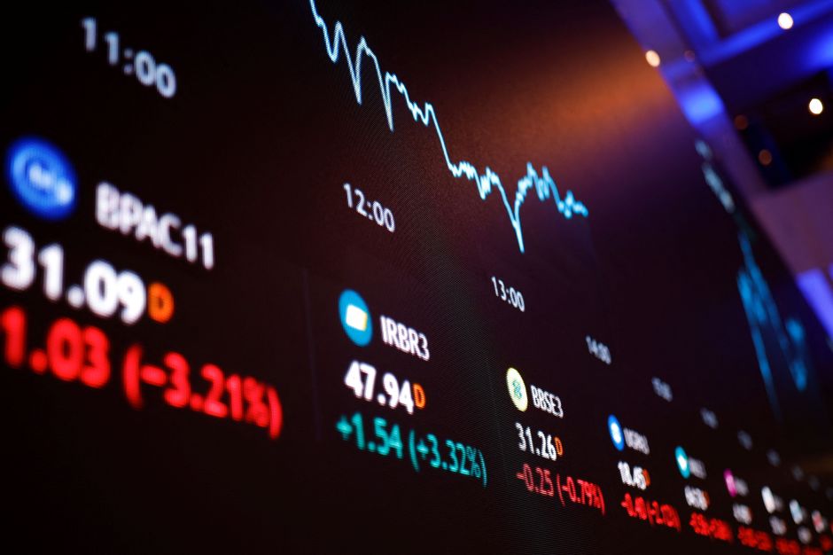 Ibovespa oscila na abertura mercado de olho em posse de Trump; dólar sobe