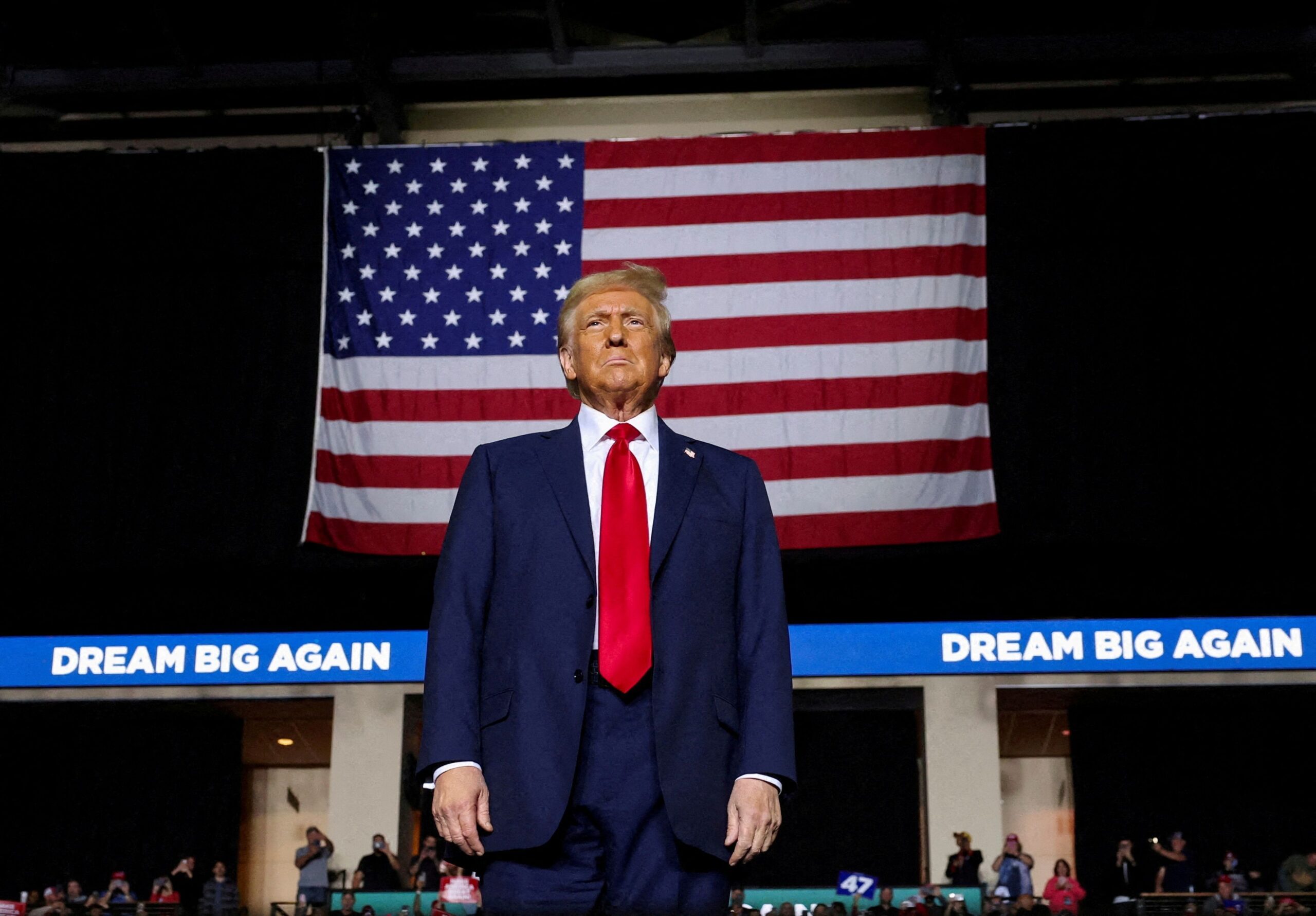 Trump critica Europa e sugere novas tarifas sobre importações