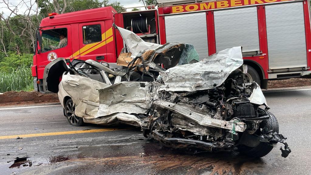 Bombeiros retiram vítima presa às ferragens após acidente na BR-070 em Cáceres