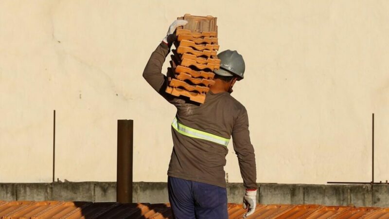 Em carta, setor da construção defende flexibilizar Bolsa Família para beneficiar empregos