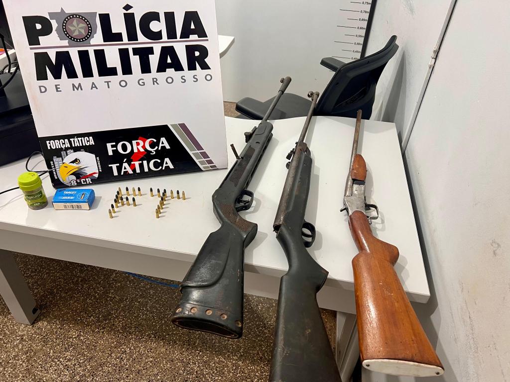 Força Tática prende três homens com espingardas e munições em barreira policial