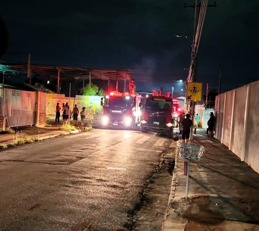 Corpo de Bombeiros combate incêndio em fábrica de espuma em Cuiabá