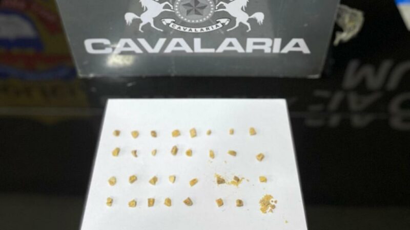 Cavalaria da PM apreende adolescente com 31 pedras de pasta base de cocaína em Nova Mutum