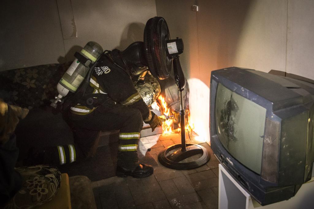 Bombeiros militares extinguem incêndio em apartamento em nova Mutum