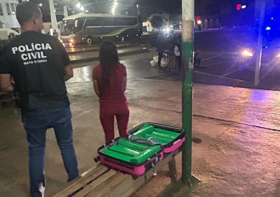 Polícia Civil prende mulher em rodoviária com 16 quilos de drogas em mala