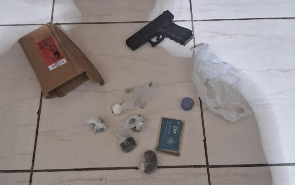 Polícia Civil apreende três adolescentes e prende um adulto por pichar muros com siglas de facção