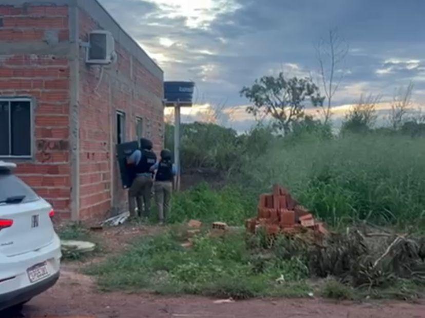 Polícia Militar liberta mãe e filhos mantidos reféns e prende homem foragido da Justiça