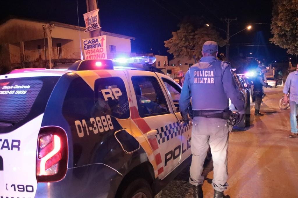 Homem em carro de luxo é preso após fazer gesto obsceno e ameaçar policiais militares em Cuiabá