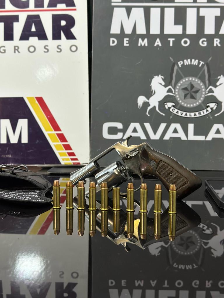 Cavalaria da PM prende cinco pessoas e apreende revólver e munições em Nova Mutum