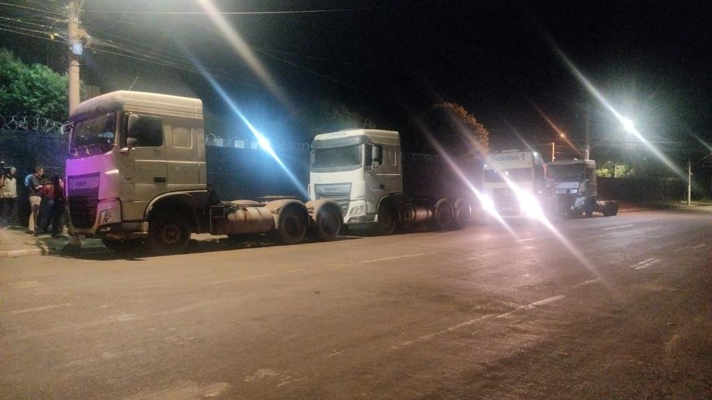 Polícia Militar prende três homens e recupera três caminhões furtados em Rondonópolis