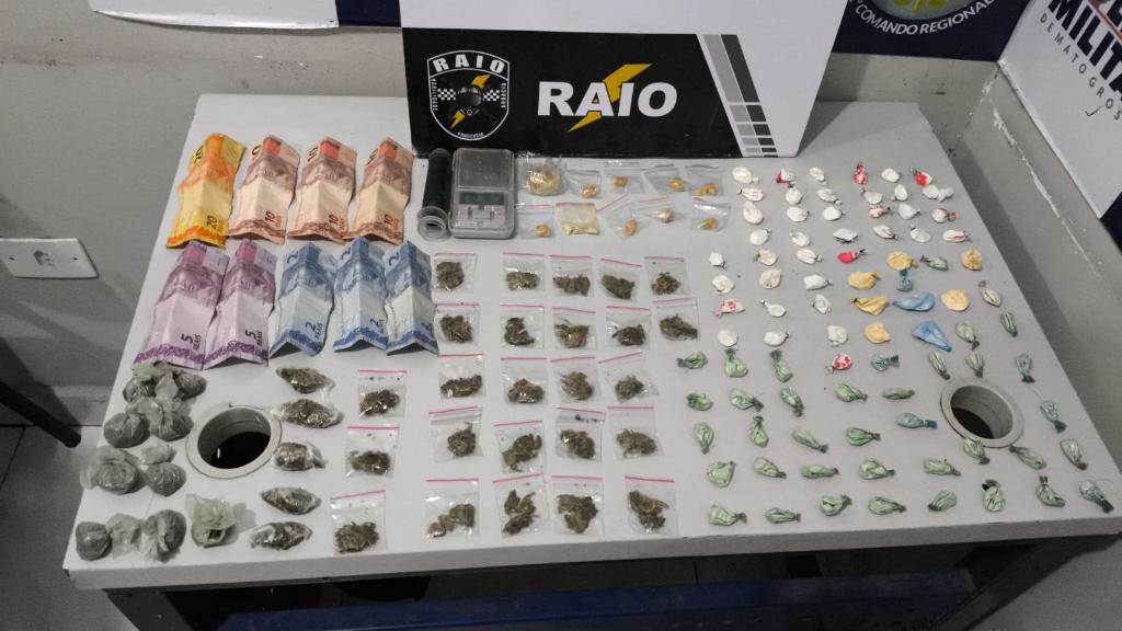 Companhia Raio prende trio por tráfico e apreende 128 porções de drogas em Cuiabá
