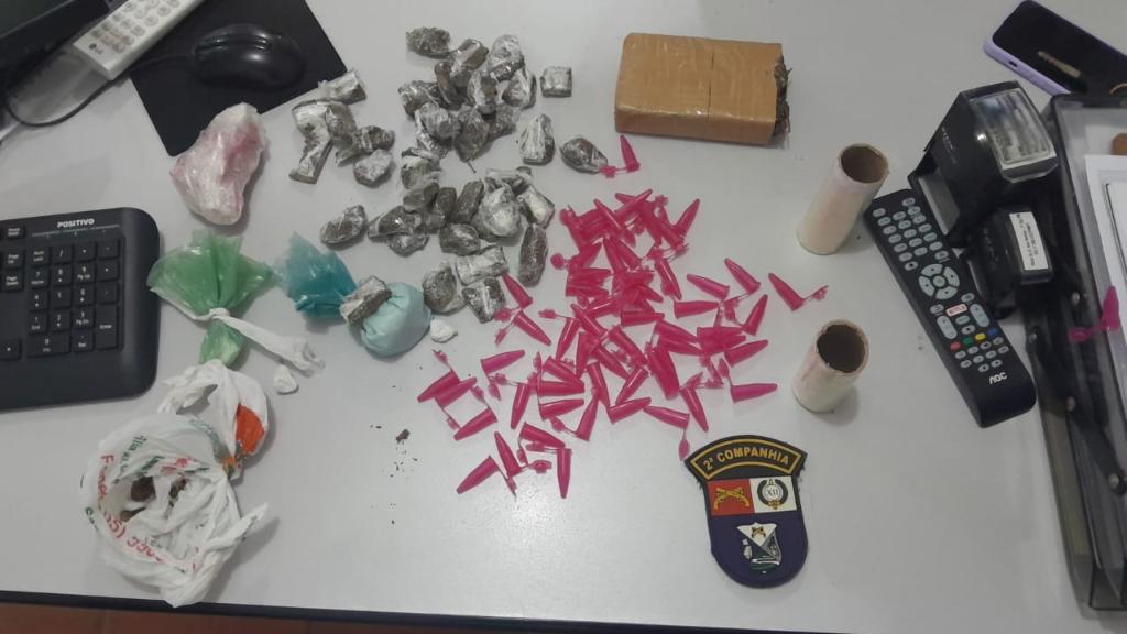 Casal de faccionados é preso pela PM com porções de cocaína e maconha