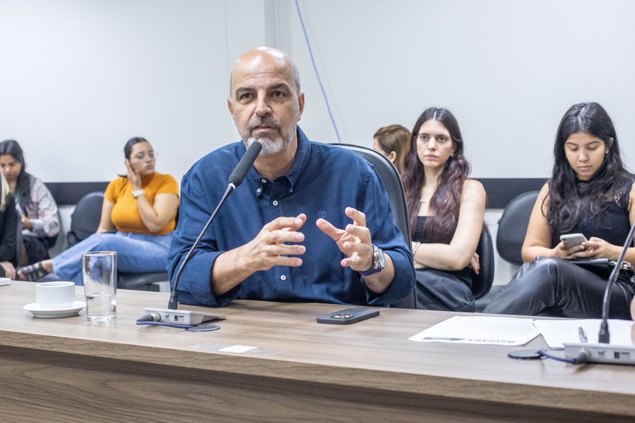 Secretário de Educação apresenta planejamento estratégico na Câmara