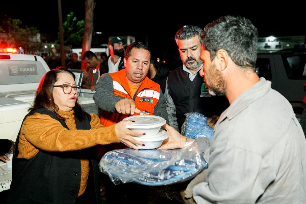 Pessoas em situação de rua de sete pontos de Cuiabá são atendidos com cobertores e marmitas