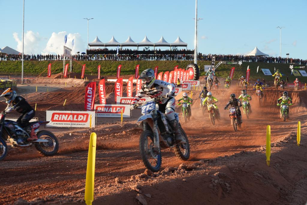 Adrenalina toma conta das arquibancadas durante 3ª etapa do Campeonato Brasileiro de Motocross