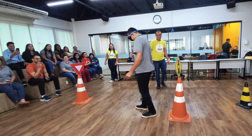 Detran realiza ação educativa em rede de postos de combustível como parte da campanha Maio Amarelo