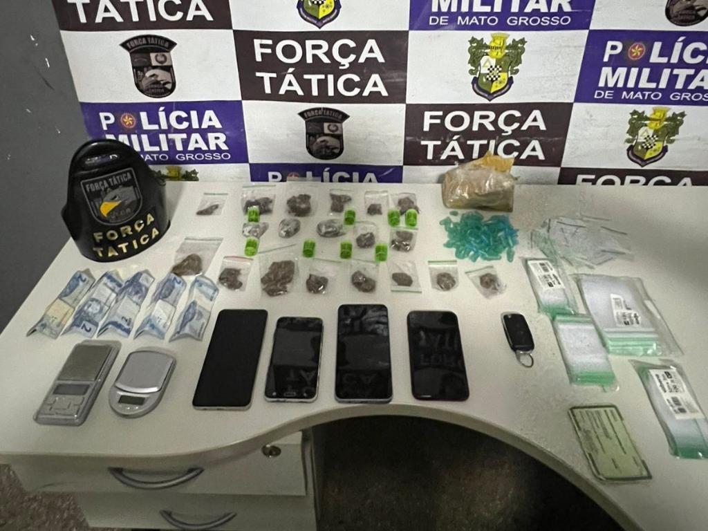 Força Tática conduz quatro pessoas por tráfico de drogas e recupera veículo roubado