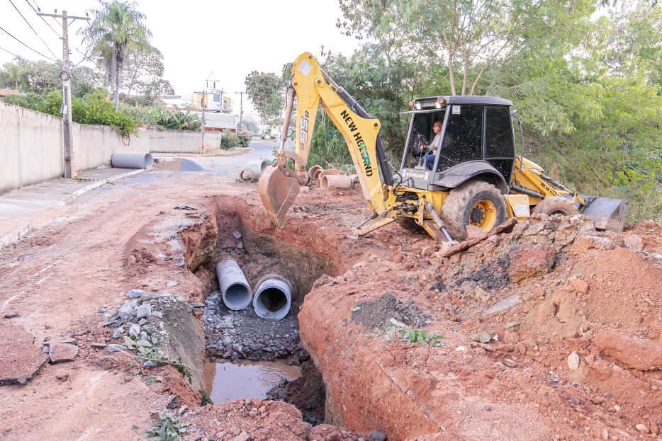 Prefeitura inicia manutenção na rede de drenagem no bairro Santa Amália