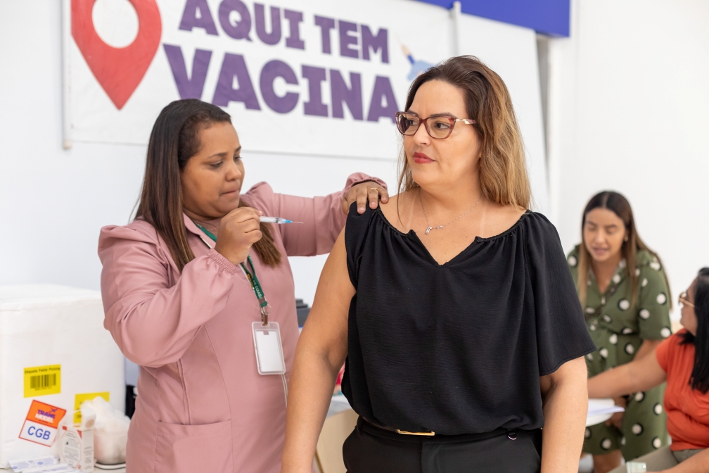 Vacinação nos shoppings recebe elogios e amplia imunização