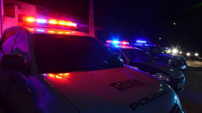 Criminoso é preso após tentar matar três pessoas a tiros e facadas em praça
