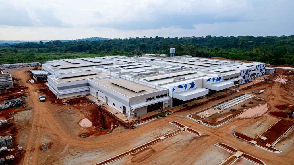 Governador e primeira-dama vistoriam obras do Hospital Regional e entregam casas populares em Alta Floresta