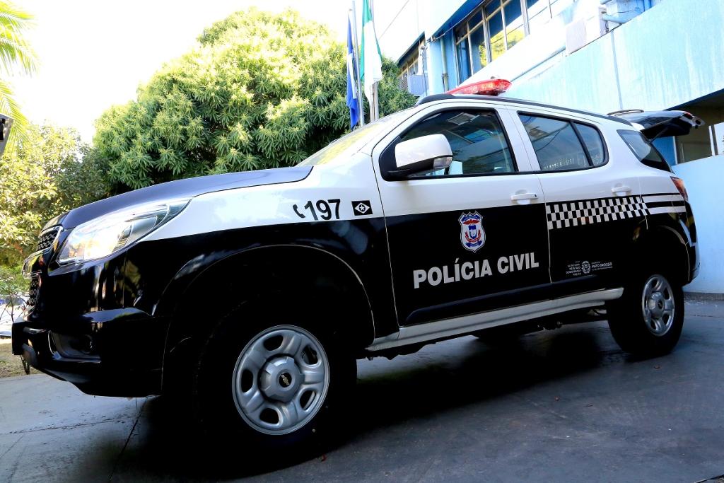 Polícia Civil prende homem por porte ilegal de arma e esposa por danificar delegacia