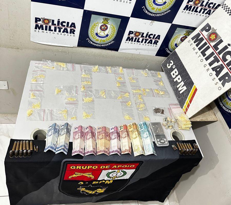 Policia Militar prende três homens por tráfico, apreende munições e 83 porções de drogas
