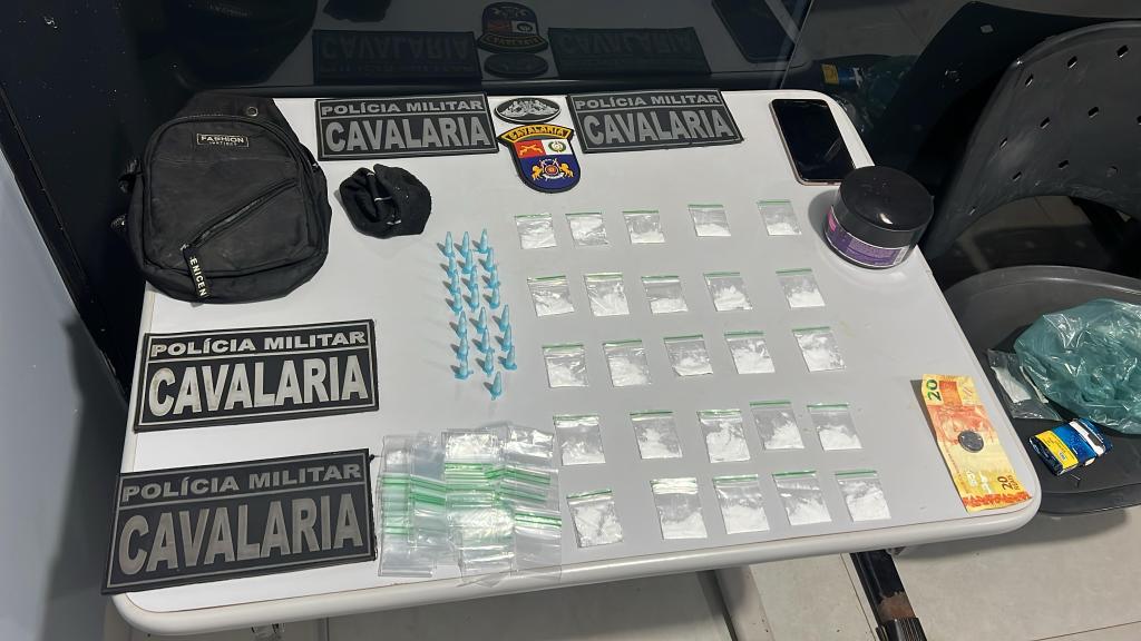Cavalaria da PM apreende 47 porções de cocaína com integrante de facção criminosa em Nova Mutum