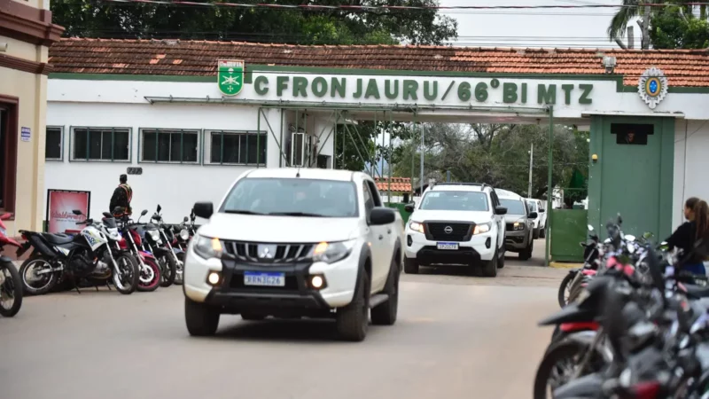 Comboio liderado pelo Tribunal de Justiça de Mato Grosso parte em direção à fronteira Brasil-Bolívia