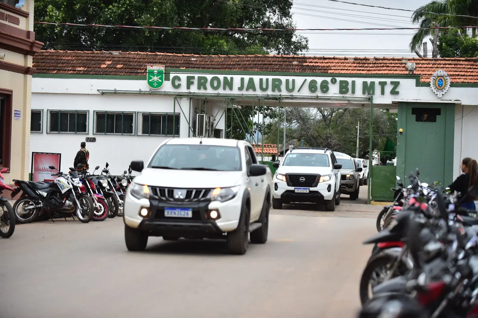 Comboio liderado pelo Tribunal de Justiça de Mato Grosso parte em direção à fronteira Brasil-Bolívia