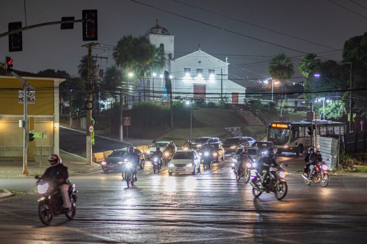 Semob orienta motociclistas sobre cuidados em pista molhada