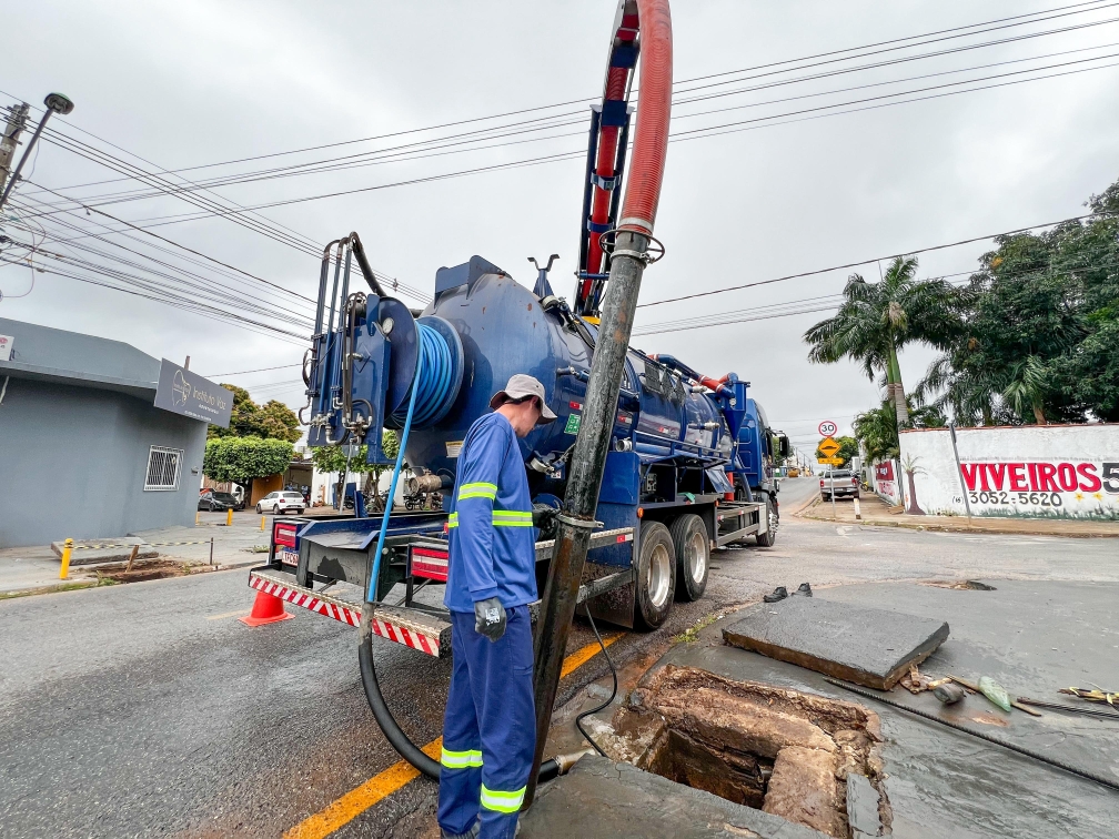Prefeitura de Cuiabá retira 12 toneladas de lixo em boca de lobo no Praeiro