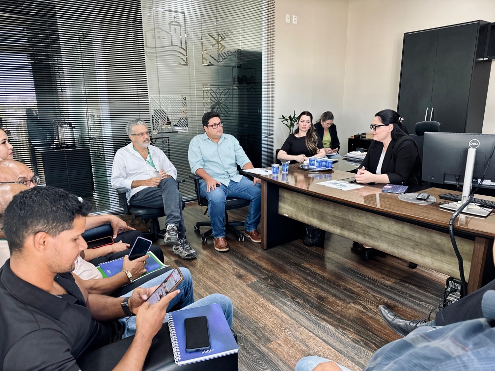 Primeira-dama articula nova praça no Distrito do Sucuri com academia e playground