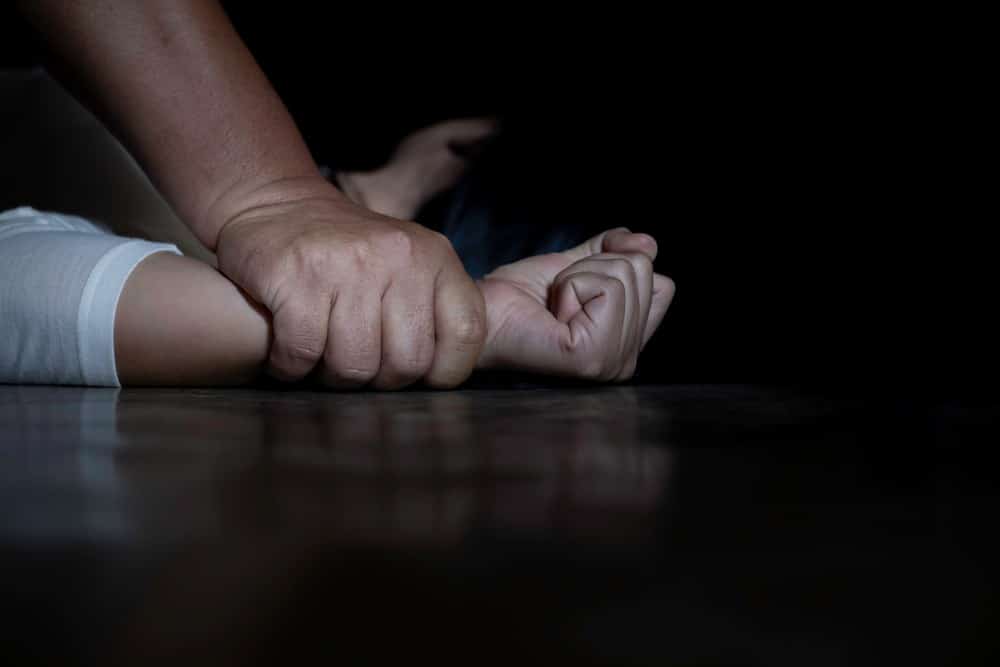 Adolescente de 14 anos reage à tentativa de estupro e dá golpe de facão em criminoso em MT