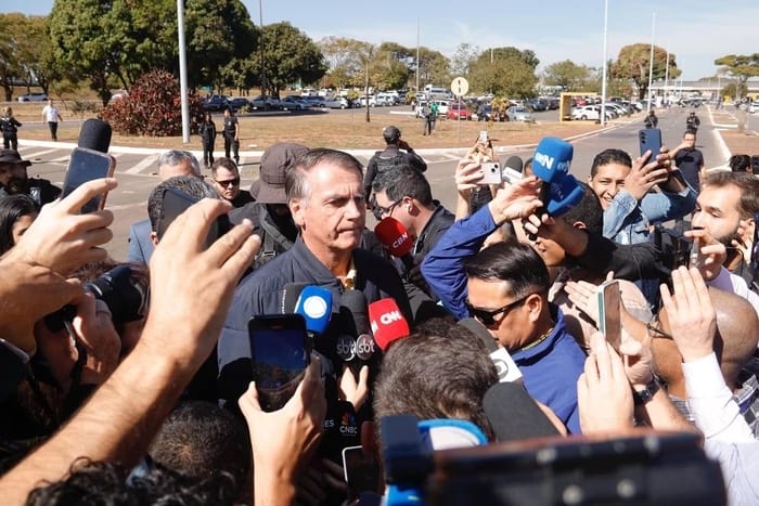 Ex-presidente Bolsonaro nega intenção de deixar o Brasil: “Suprema humilhação”
